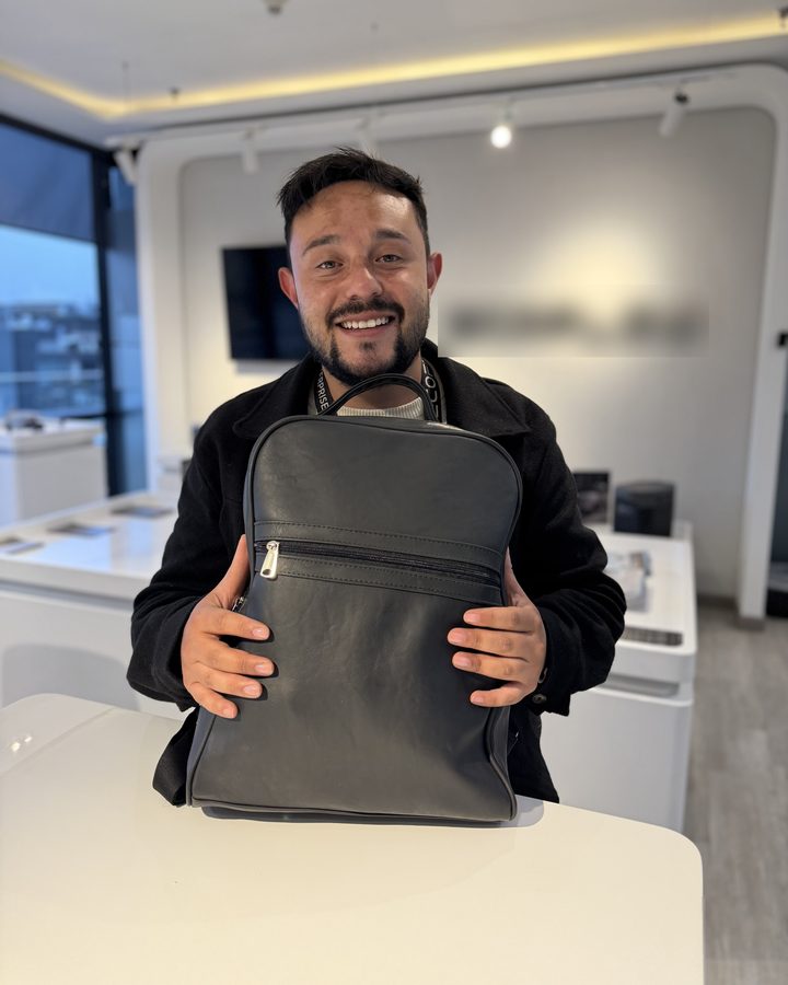 Cliente de Fermont con el Morral Múnich negro