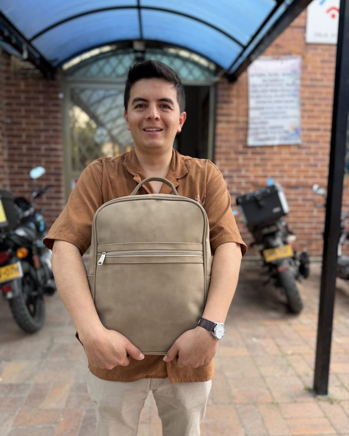 Cliente de Fermont con el Morral Múnich beige